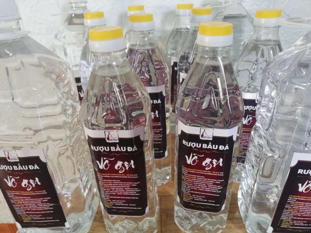 Rượu Bầu Đá Bình Định Thường Đựng Trong Những Chai Nhựa Để Dễ Dàng Vận Chuyển